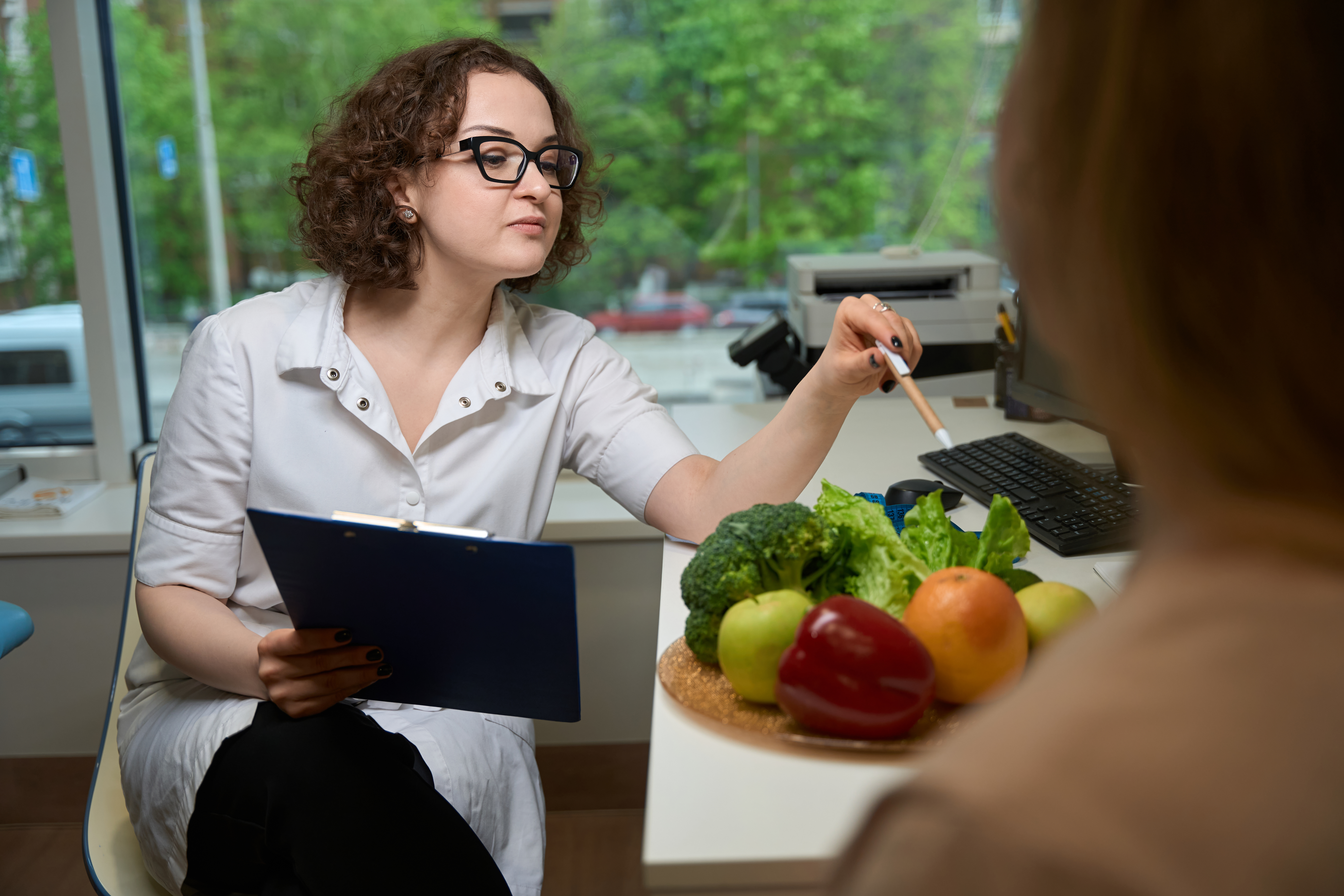 Specialist nutritionist advises a client in a fitness clinic